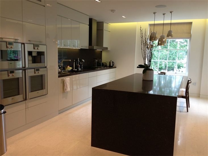 Spotless modern kitchen with island after end of tenancy clean